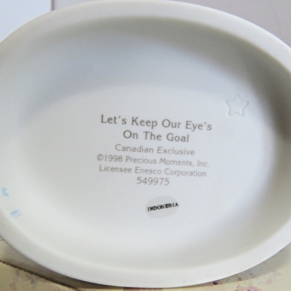 NIB Precious Moments "Let's Keep Our Eye's On the Goal Canadian Exclusive Hockey - Picture 3 of 4